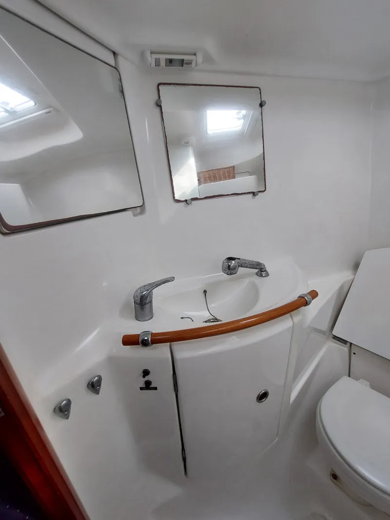 Slide: The Image of Beneteau Oceanis 42CC 2002 - 64