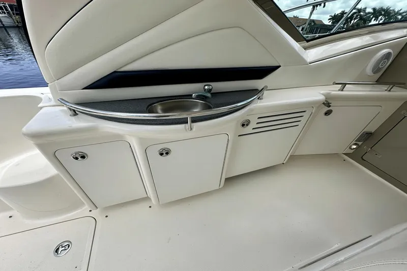 Slide: The Image of Sea Ray 390 Sundancer 2005 - 17