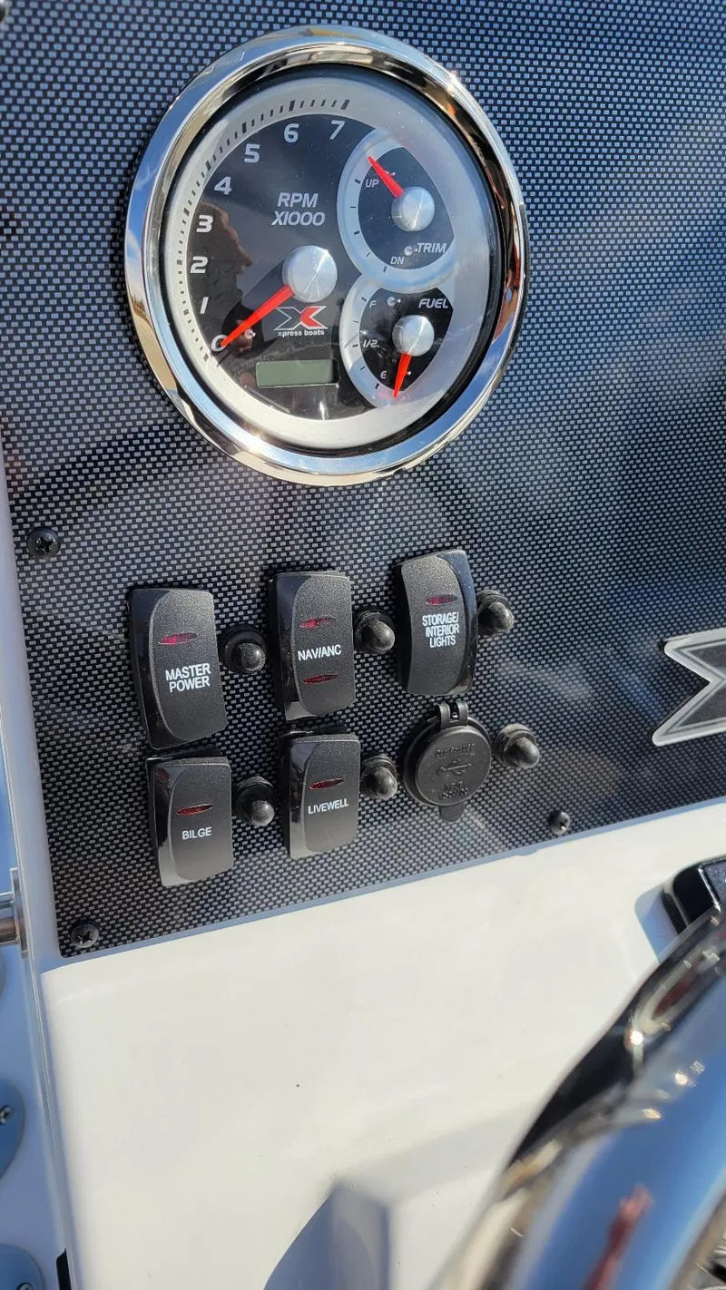 Slide: The Image of Dashboard of 2025 Xpress H22 Bay boat with Yamaha Vmax 175 SHO controls. - 19