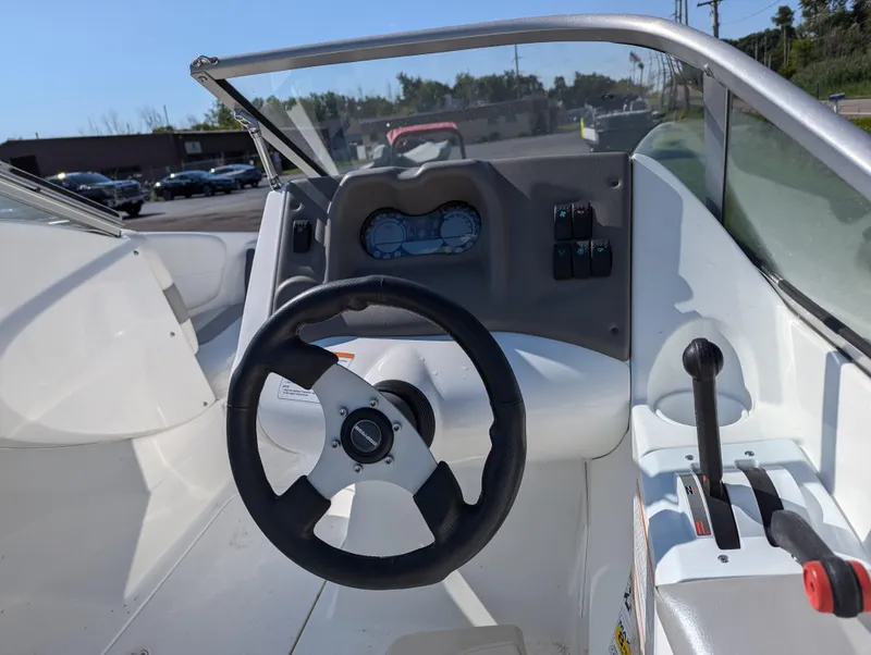 Slide: The Image of Sea-Doo 180 Challenger 2010 - 8