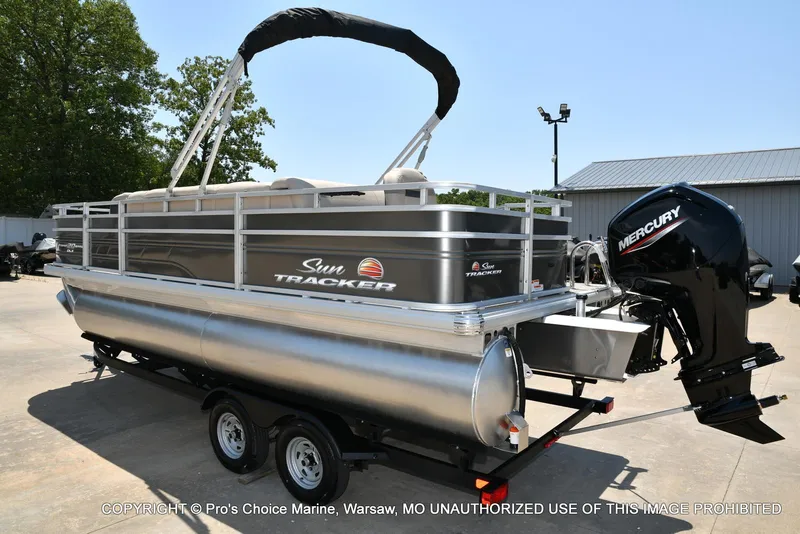 Slide: The Image of Sun Tracker Fishin' Barge 20 DLX 2025 - 12