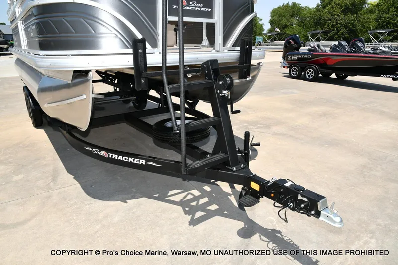Slide: The Image of Sun Tracker Fishin' Barge 20 DLX 2025 - 17