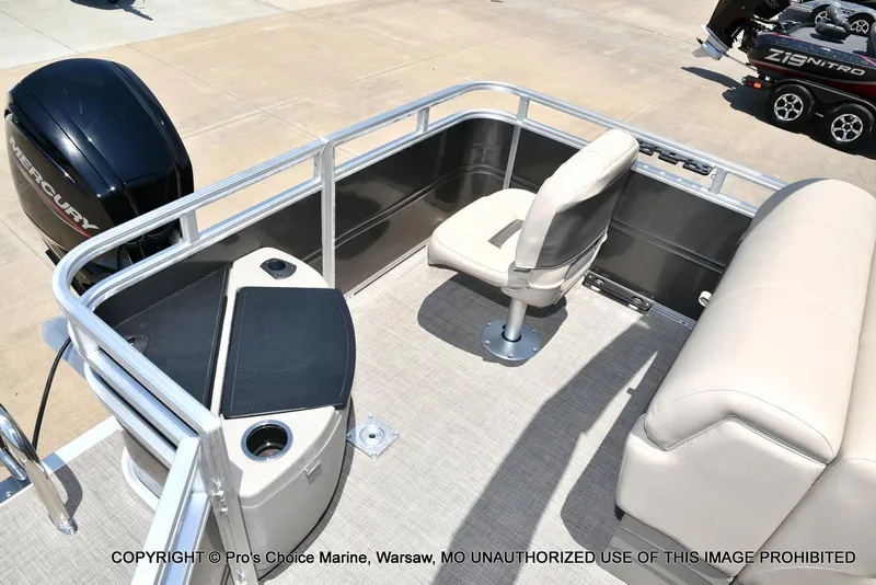 Slide: The Image of Sun Tracker Fishin' Barge 20 DLX 2025 - 49