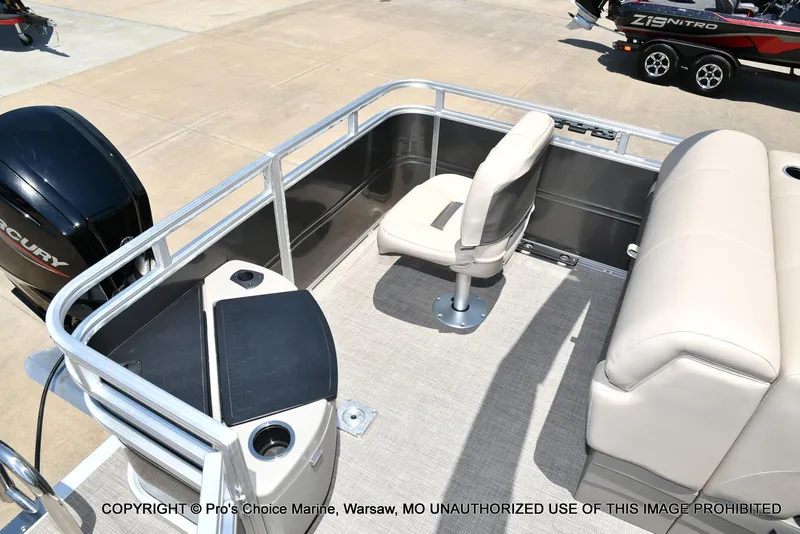 Slide: The Image of Sun Tracker Fishin' Barge 20 DLX 2025 - 50