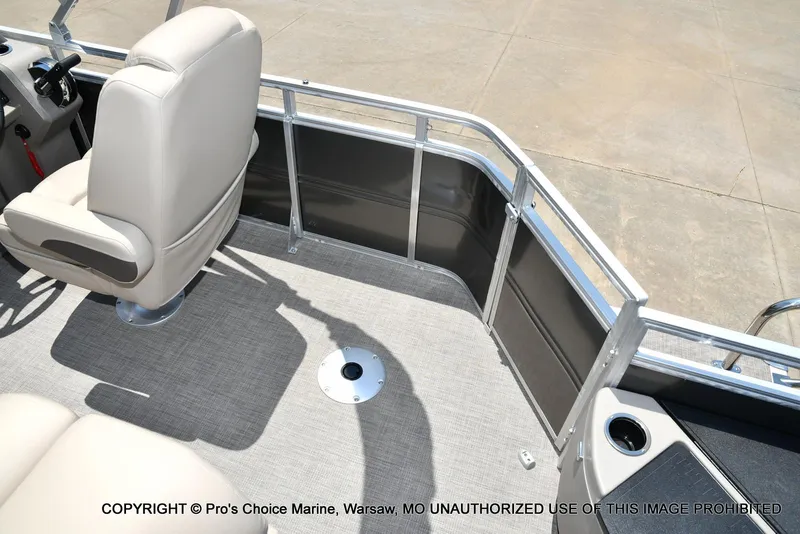 Slide: The Image of Sun Tracker Fishin' Barge 20 DLX 2025 - 58