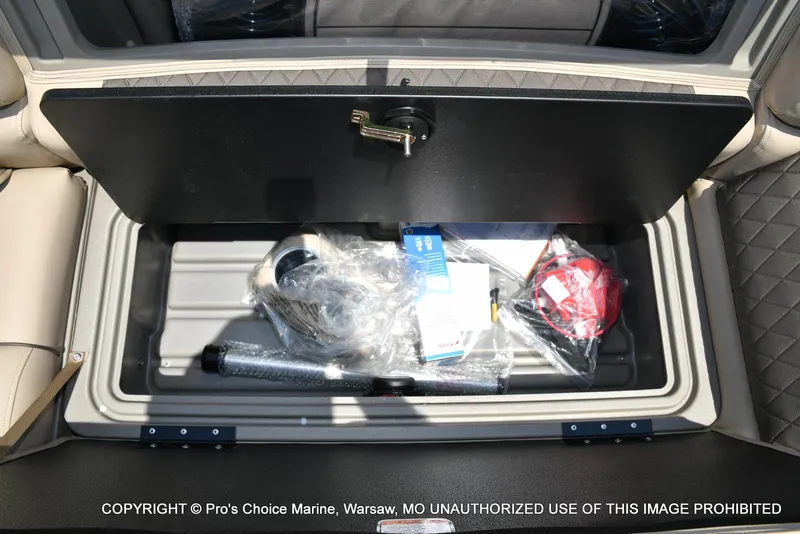 Slide: The Image of Sun Tracker Fishin' Barge 20 DLX 2025 - 64