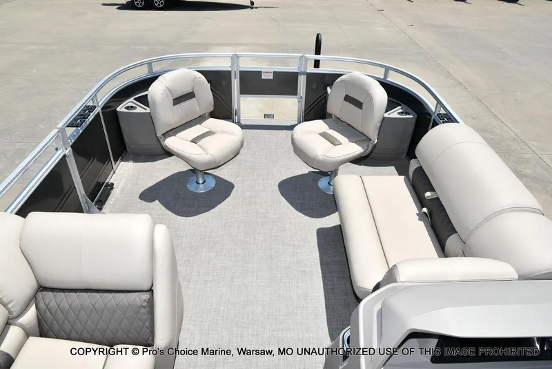 Slide: The Image of Sun Tracker Fishin' Barge 20 DLX 2025 - 65