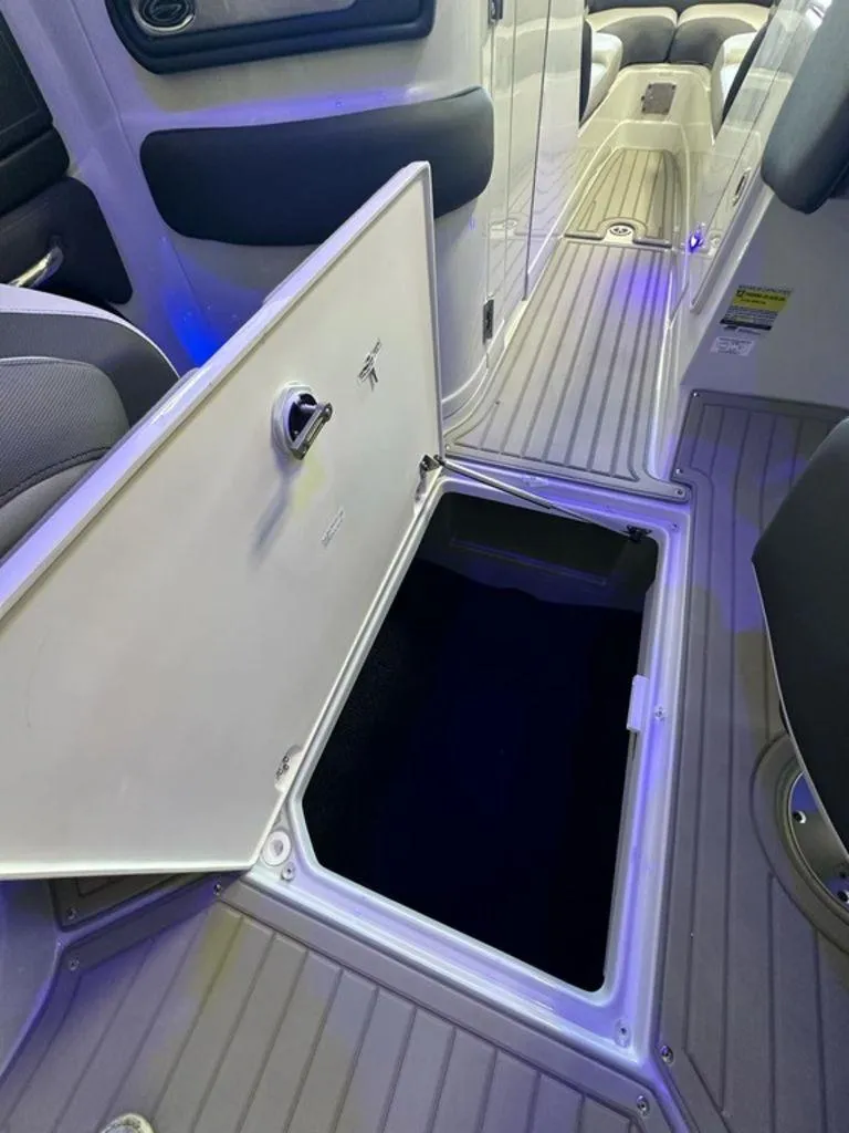 Slide: The Image of Crownline Boats 260 SS 2025 - 17