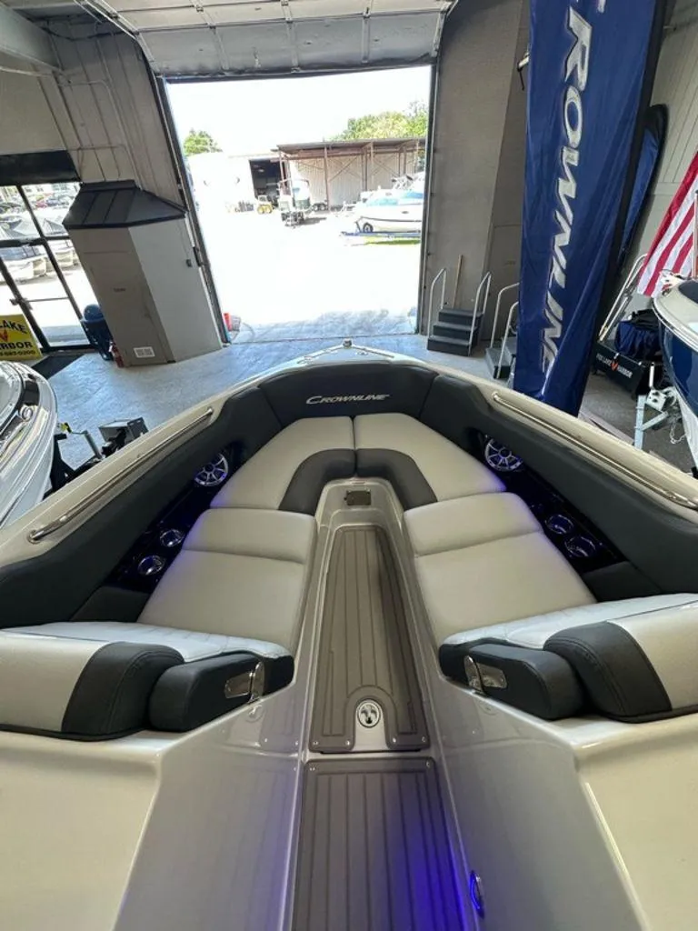 Slide: The Image of Crownline Boats 260 SS 2025 - 4