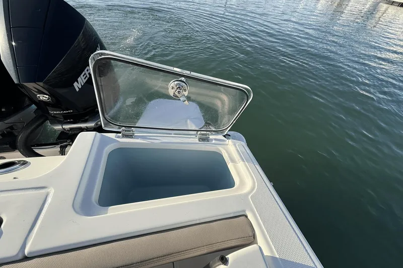 Slide: The Image of Boston Whaler 280 Vantage 2025 - 10