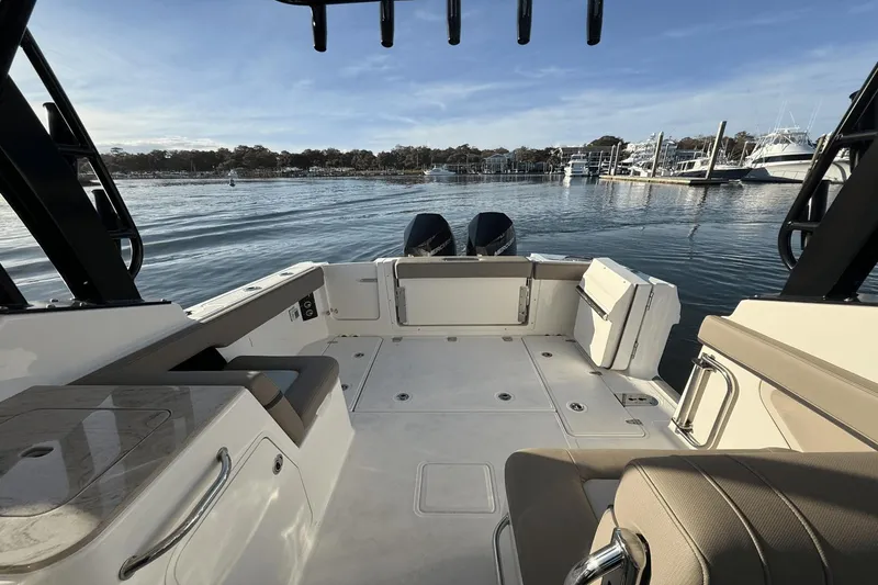 Slide: The Image of Boston Whaler 280 Vantage 2025 - 12