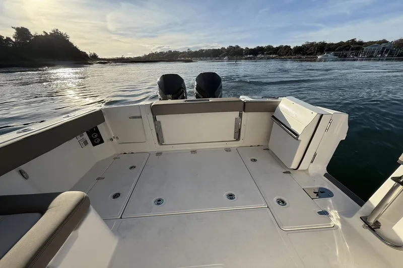 Slide: The Image of Boston Whaler 280 Vantage 2025 - 13