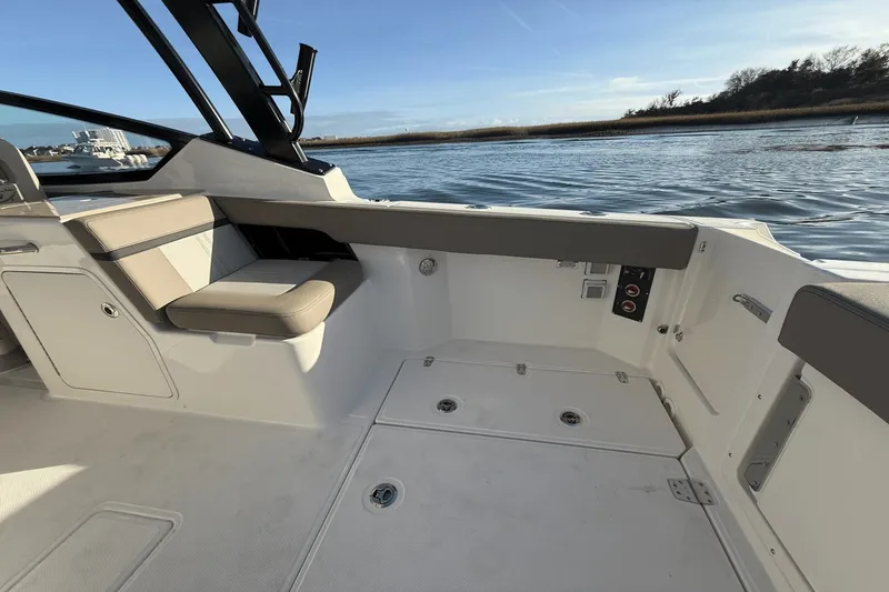 Slide: The Image of Boston Whaler 280 Vantage 2025 - 14