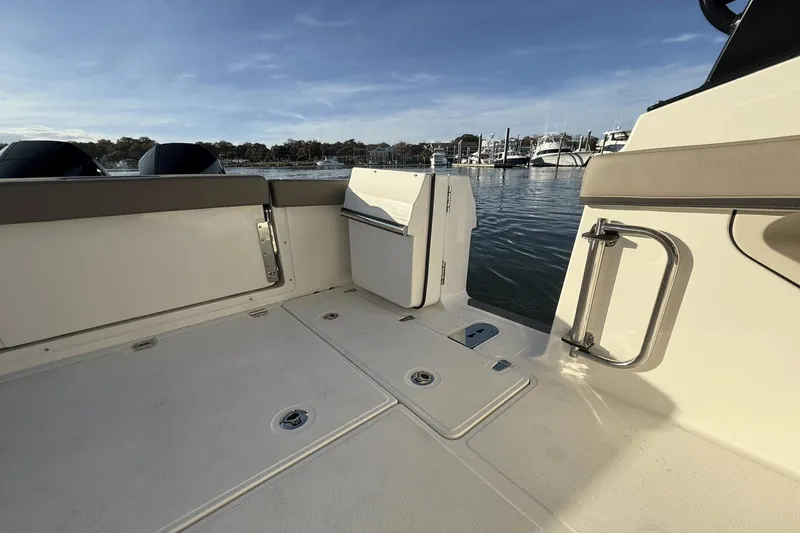Slide: The Image of Boston Whaler 280 Vantage 2025 - 15