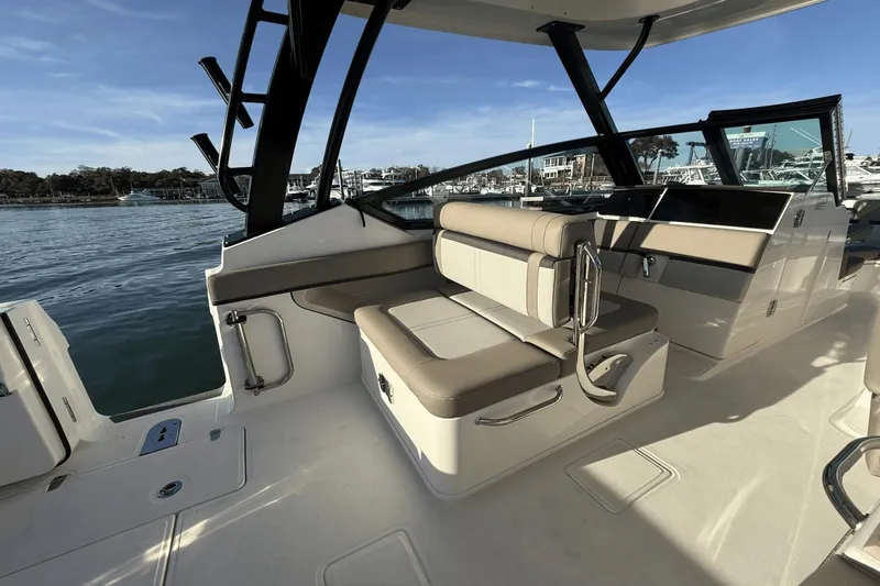 Slide: The Image of Boston Whaler 280 Vantage 2025 - 16