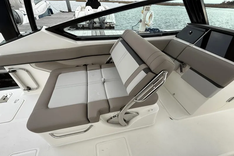 Slide: The Image of Boston Whaler 280 Vantage 2025 - 17