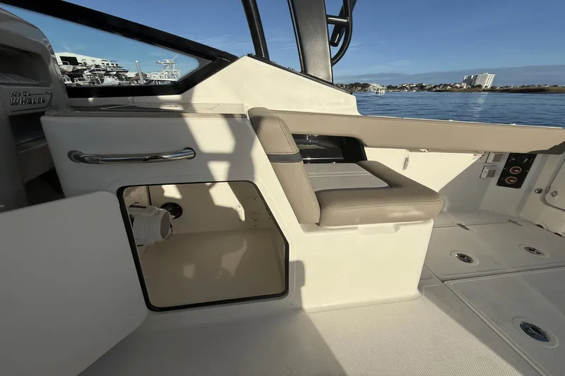 Slide: The Image of Boston Whaler 280 Vantage 2025 - 18