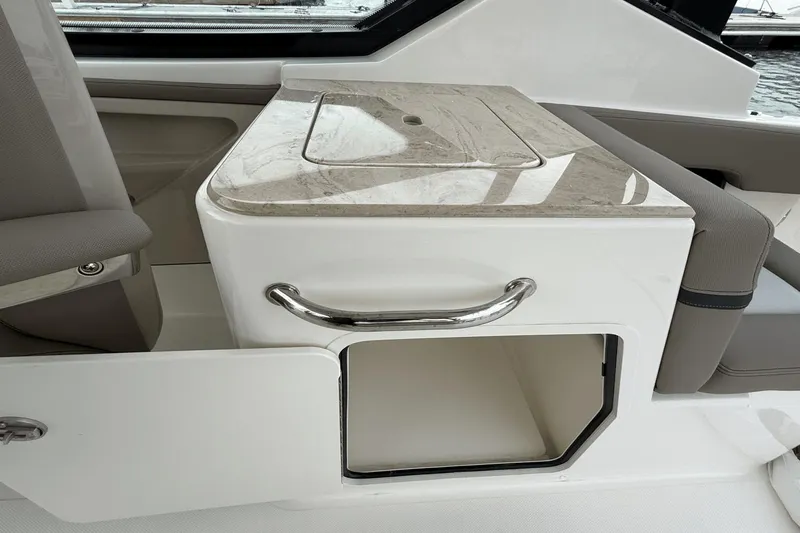 Slide: The Image of Boston Whaler 280 Vantage 2025 - 19
