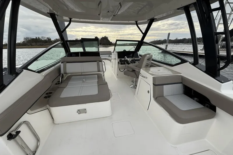 Slide: The Image of Boston Whaler 280 Vantage 2025 - 20