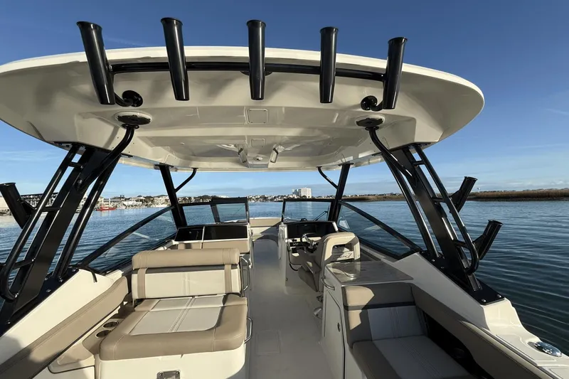 Slide: The Image of Boston Whaler 280 Vantage 2025 - 21