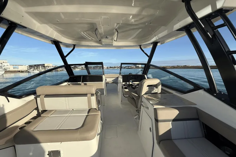 Slide: The Image of Boston Whaler 280 Vantage 2025 - 22