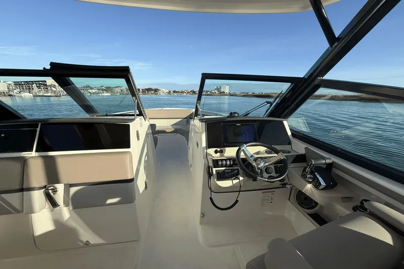 Slide: The Image of Boston Whaler 280 Vantage 2025 - 23