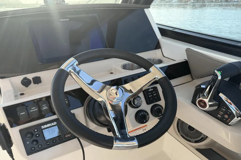 Slide: The Image of Boston Whaler 280 Vantage 2025 - 24
