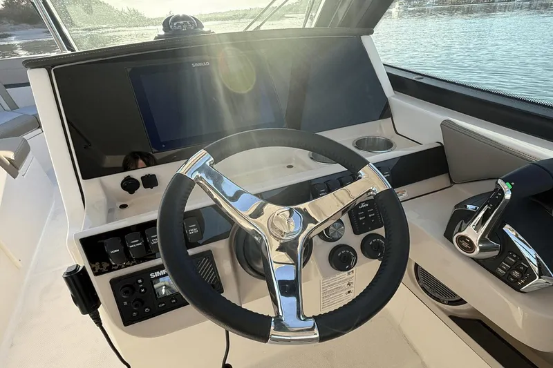 Slide: The Image of Boston Whaler 280 Vantage 2025 - 25