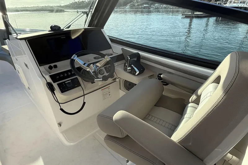 Slide: The Image of Boston Whaler 280 Vantage 2025 - 26