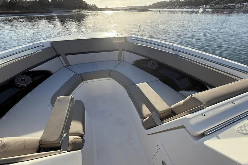 Slide: The Image of Boston Whaler 280 Vantage 2025 - 27