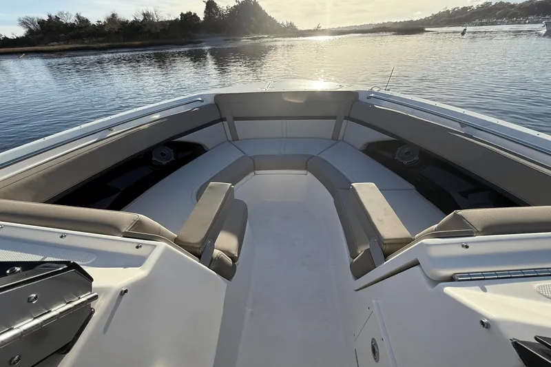 Slide: The Image of Boston Whaler 280 Vantage 2025 - 28