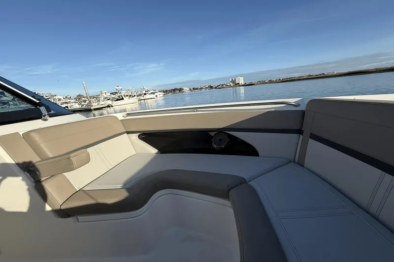 Slide: The Image of Boston Whaler 280 Vantage 2025 - 29