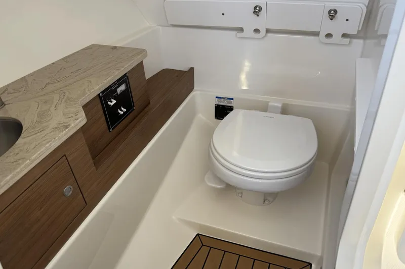Slide: The Image of Boston Whaler 280 Vantage 2025 - 30