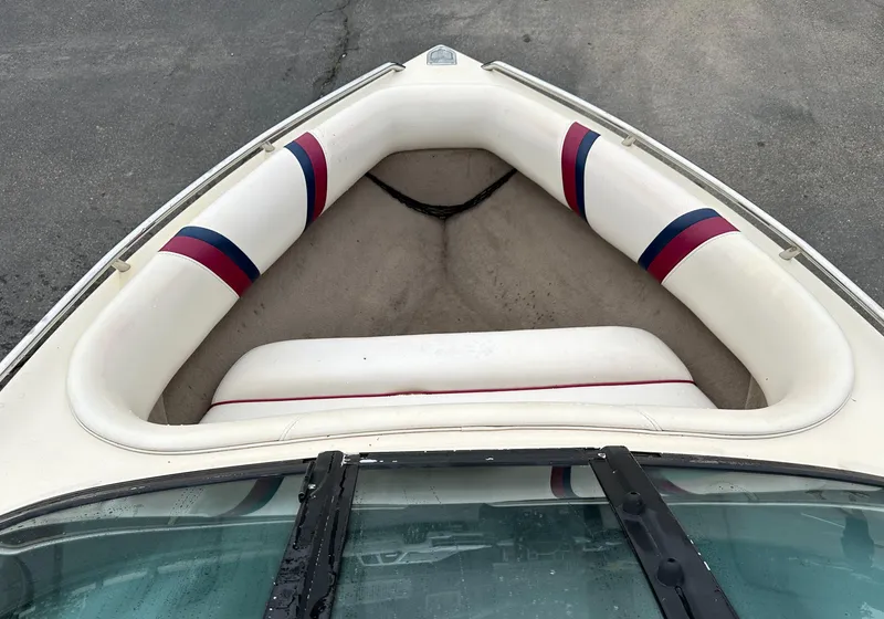 Slide: The Image of 2000 Malibu Response LXi boat interior with white, red, and blue seating. - 8