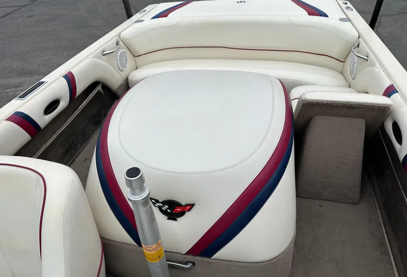 Slide: The Image of 2000 Malibu Response LXi boat interior with white and red seating. - 9