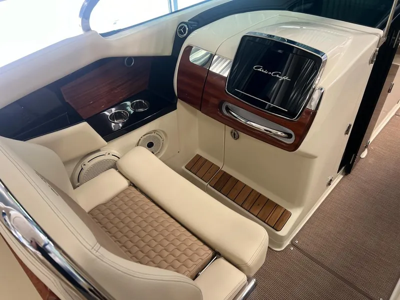 Slide: The Image of Chris-Craft Launch 31 GT 2025 - 9