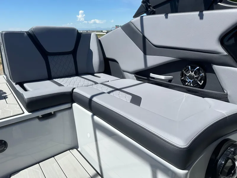 Slide: The Image of 2024 YAMAHA 255XE - 16