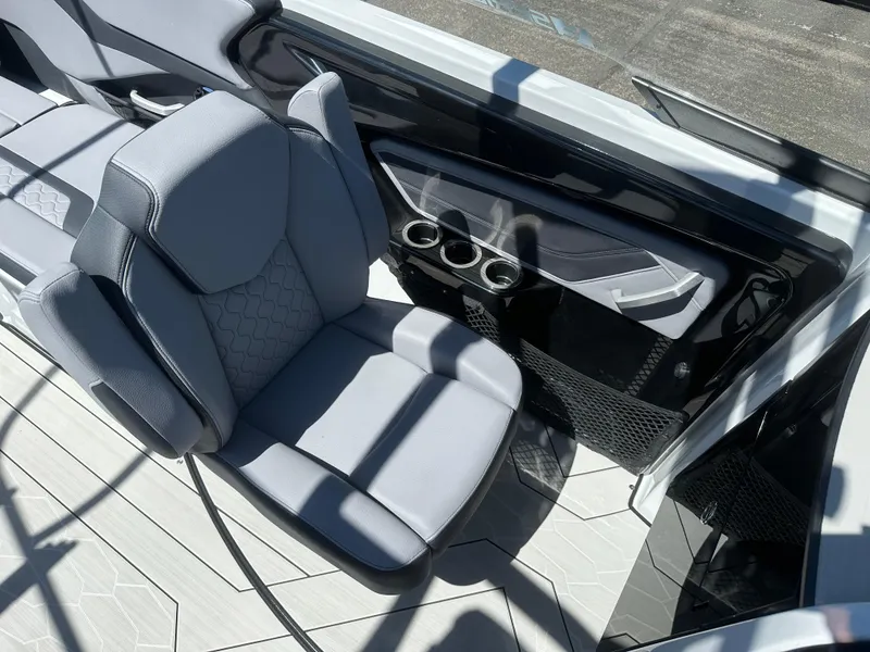 Slide: The Image of 2024 YAMAHA 255XE - 19