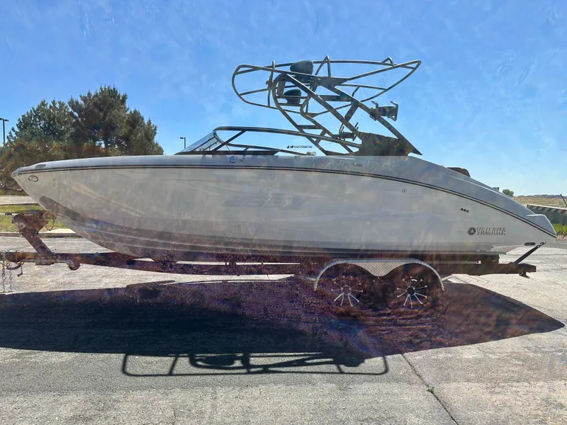 Slide: The Image of 2024 YAMAHA 255XE - 2