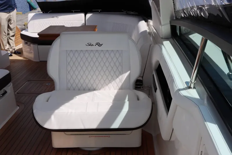 Slide: The Image of Sea Ray SLX 400 2020 - 22