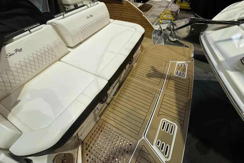 Slide: The Image of Sea Ray SLX 400 2020 - 32