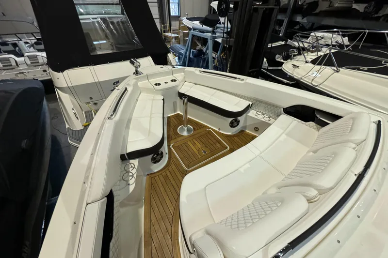 Slide: The Image of Sea Ray SLX 400 2020 - 33