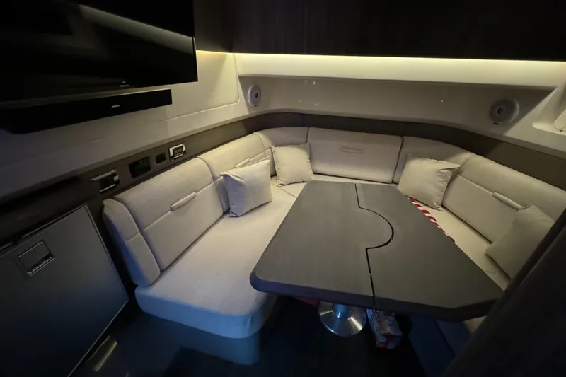 Slide: The Image of Sea Ray SLX 400 2020 - 34