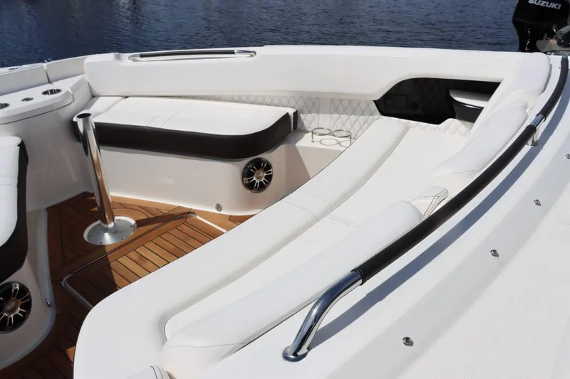 Slide: The Image of Sea Ray SLX 400 2020 - 7