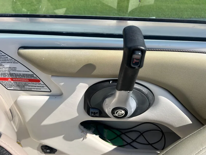 Slide: The Image of Throttle control of 2006 Sea Ray 240 Sundeck boat. - 17