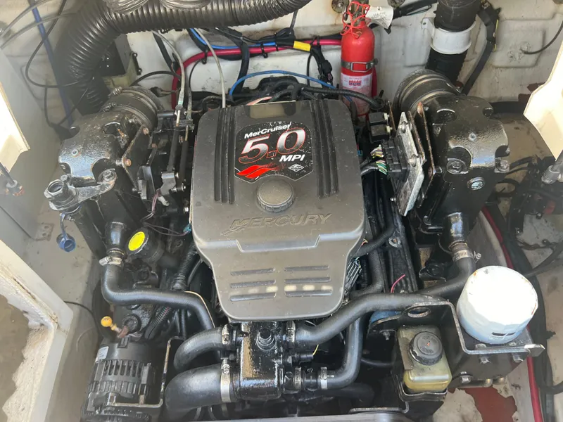 Slide: The Image of 2006 Sea Ray 240 Sundeck engine, MerCruiser 5.0 MPI, detailed view. - 27