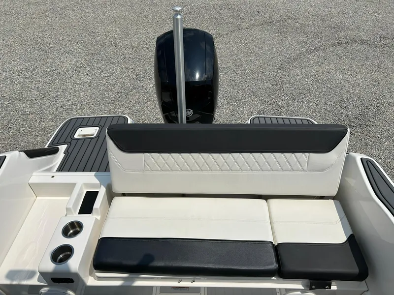 Slide: The Image of 2022 Bayliner Trophy T20CX boat seating and motor detail. - 23