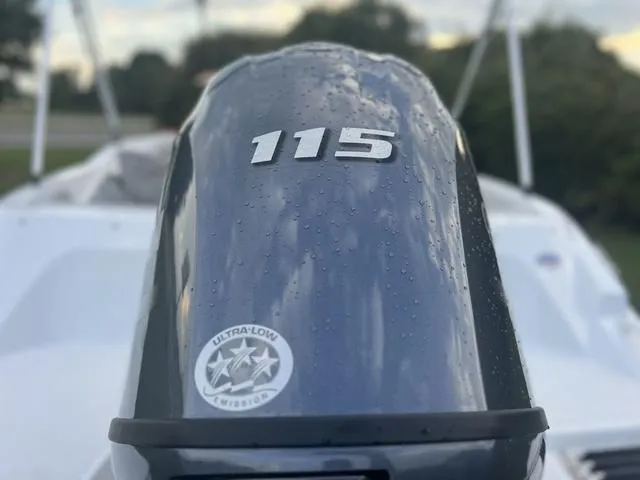 Slide: The Image of Hurricane SunDeck Sport 185 OB 2024 - 10