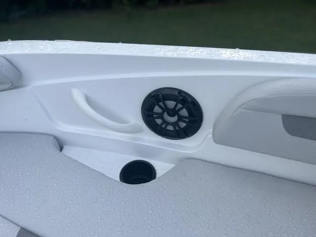 Slide: The Image of Hurricane SunDeck Sport 185 OB 2024 - 18