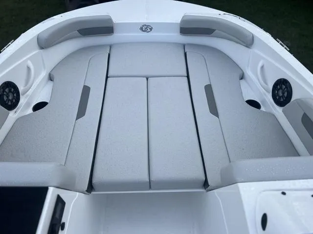 Slide: The Image of Hurricane SunDeck Sport 185 OB 2024 - 8